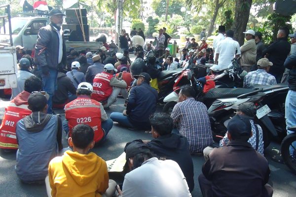 Ratusan jukir berunjuk rasa di Jalan Wali Kota Mustajab, menuntut kejelasan pembayaran QRIS dan nominal bagi hasil.