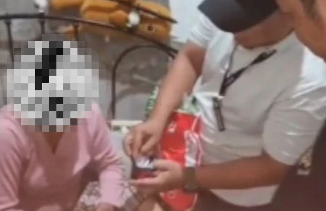 Salah satu Wanita Pelaku Pengedar Sabu yang ditangkap Tim Satreskoba Polres Tanjung Perak Surabaya, di Sidotopo Surabaya.