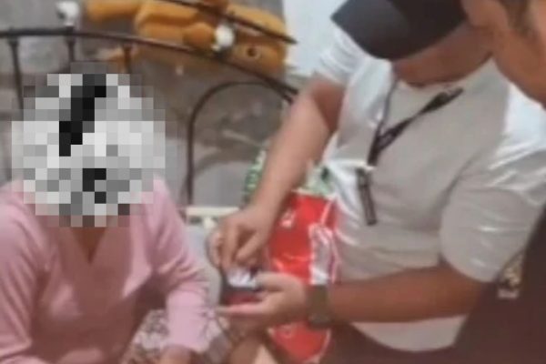Salah satu Wanita Pelaku Pengedar Sabu yang ditangkap Tim Satreskoba Polres Tanjung Perak Surabaya, di Sidotopo Surabaya.