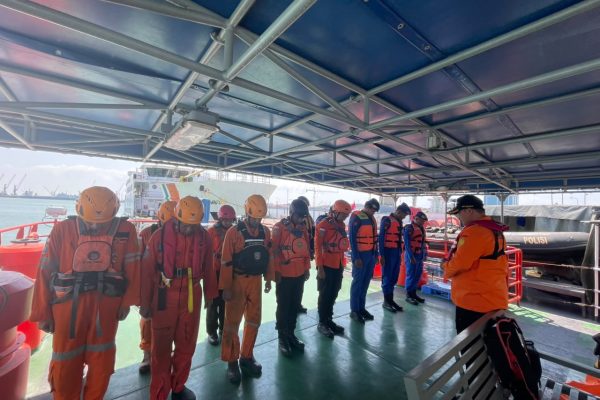 Tim SAR gabungan melakukan evakuasi penumpang KMP Mutiara Santosa II yang terbakar di perairan utara Sumenep, Madura, Minggu (2/8/2026).