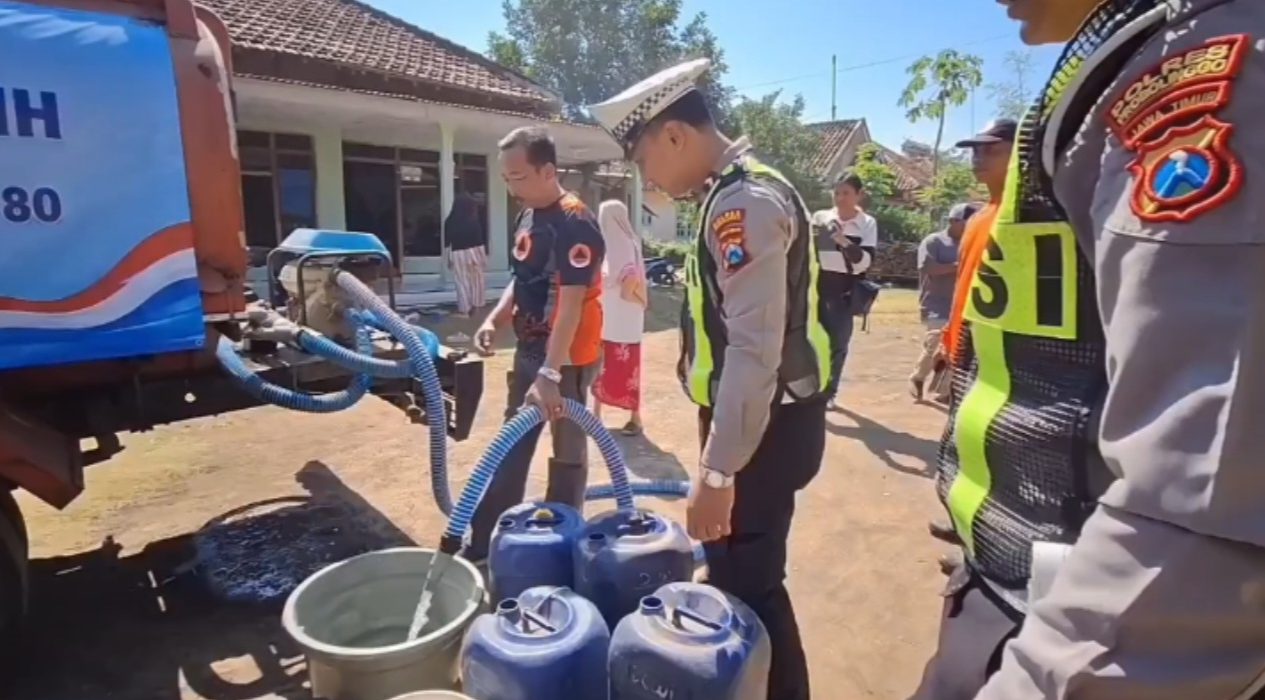 Warga sebuah desa di Kabupaten Probolinggo mengantre air bersih saat dilanda kekeringan.