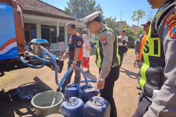 Warga sebuah desa di Kabupaten Probolinggo mengantre air bersih saat dilanda kekeringan.