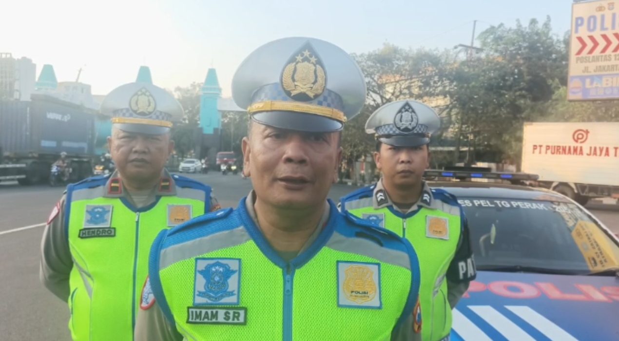 AKP Imam dan jajaran memberi keterangan soal viral truk oleng yang direkam pada Rabu (26/8/2026) lalu.