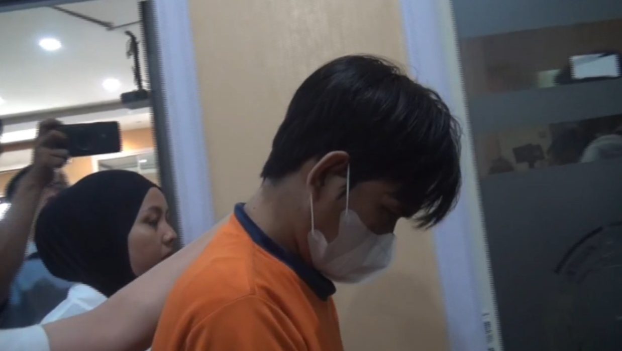 ZA dibawa ke sel tahanan usai menjalani pemeriksaan oleh penyidik Satresnarkoba Polrestabes Surabaya.