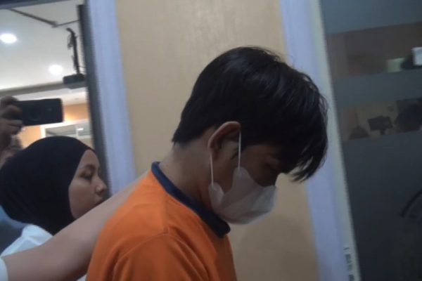 ZA dibawa ke sel tahanan usai menjalani pemeriksaan oleh penyidik Satresnarkoba Polrestabes Surabaya.