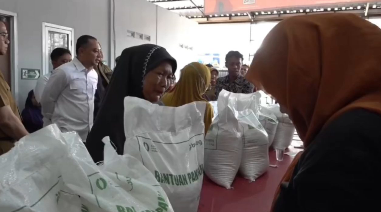 Warga penerima manfaat di Kecamatan Krembangan menerima bantuan beras dari Bapanas.