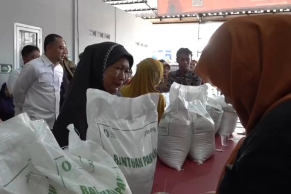 Warga penerima manfaat di Kecamatan Krembangan menerima bantuan beras dari Bapanas.