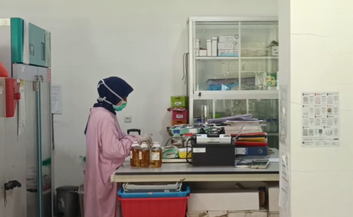 Spesimen santri korban dugaan keracunan MBG di Sidoarjo diuji di BB Labkesmas Surabaya.