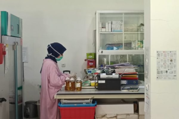 Spesimen santri korban dugaan keracunan MBG di Sidoarjo diuji di BB Labkesmas Surabaya.