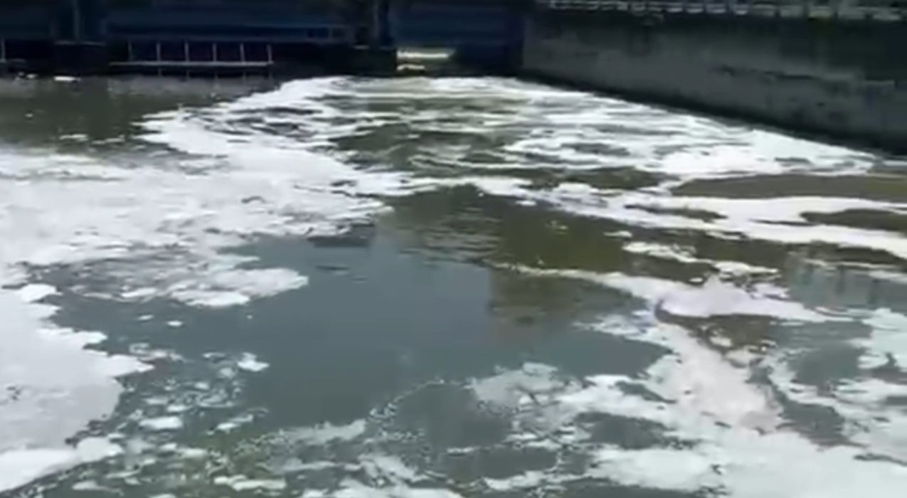 Kondisi air baku Sungai Surabaya yang menjadi sumber air IPAM Karangpilang, Kota Surabaya.