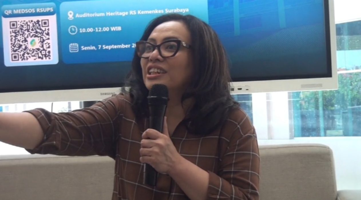 Direktur RS Kemenkes Surabaya, dr. Martha M. L. Siahaan, menerangkan cara menyikapi sebaran abu vulkanik.