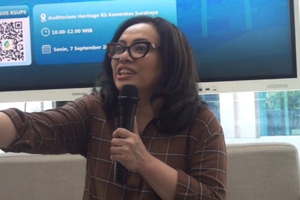 Direktur RS Kemenkes Surabaya, dr. Martha M. L. Siahaan, menerangkan cara menyikapi sebaran abu vulkanik.