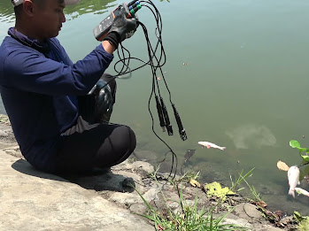 Mohammad Alaika Rahmatullah, Manajer Divisi Advokasi Ecoton, melakukan pengukuran kualitas air di Kali Jagir, Surabaya.