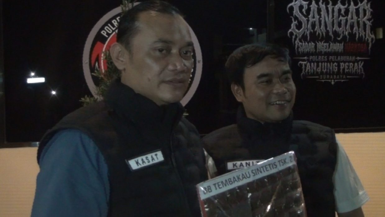AKP Adik Putrawan bersama jajaran merilis barang bukti tembakau sintetis hasil operasi penangkapan jaringan tersangka Z.
