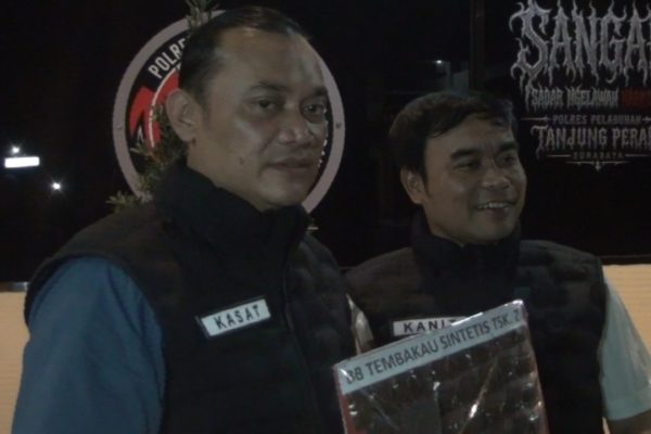 AKP Adik Putrawan bersama jajaran merilis barang bukti tembakau sintetis hasil operasi penangkapan jaringan tersangka Z.