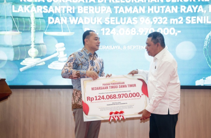 Seremoni penyerahan sertifikat aset Pemkot Surabaya berupa lahan senilai Rp124 miliar di Lakarsantri, digelar di Gedung Kejaksaan Tinggi Jawa Timur.