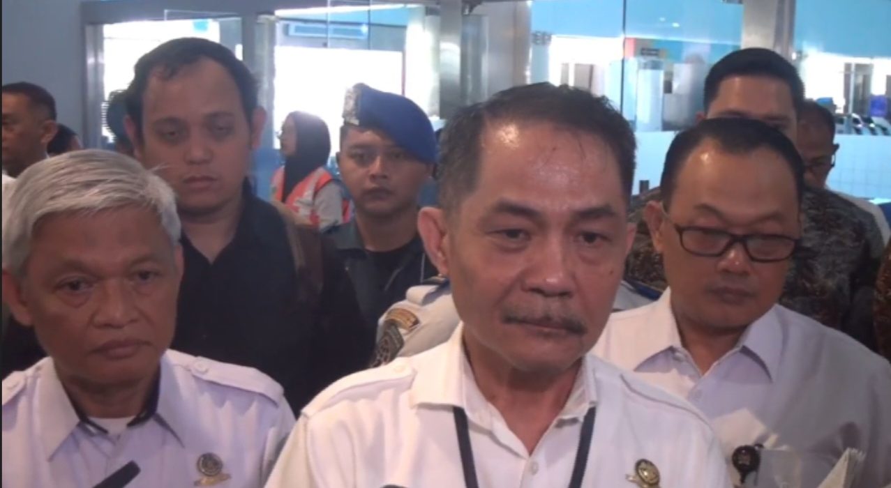 Kepala KSOP Agustinus Maun memberikan keterangan pers di Posko Korban KM Virgo, GSN Tanjung Perak.