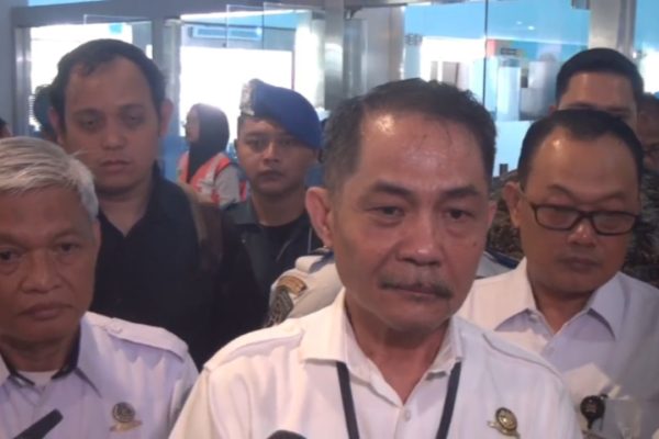 Kepala KSOP Agustinus Maun memberikan keterangan pers di Posko Korban KM Virgo, GSN Tanjung Perak.