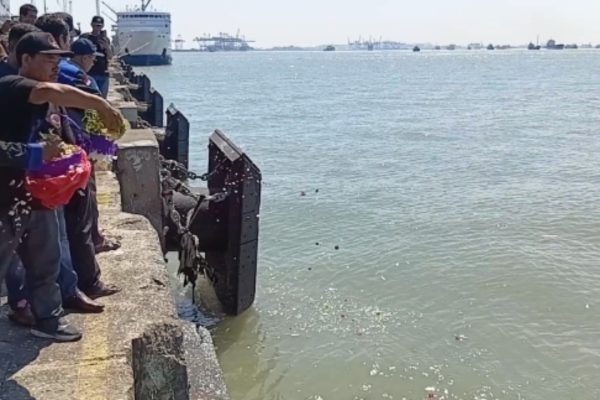 Belasan sopir truk melakukan tabur bunga atas insiden yang menewaskan 11 rekan mereka dalam kecelakaan KM Virgo Transport 8.
