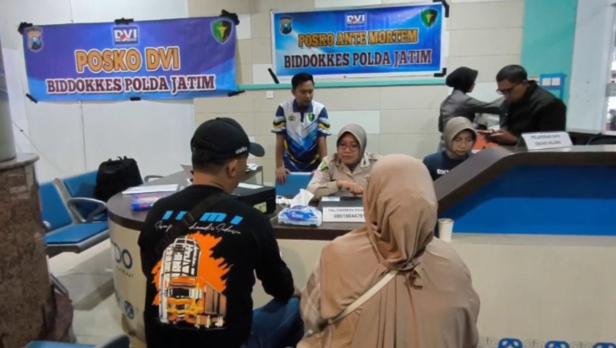 Tim DVI Polda Jatim melakukan pengumpulan data ante mortem keluarga korban KMP Virgo Transport 8 di Posko Pelabuhan Tanjung Perak Surabaya.