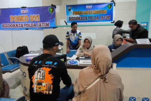 Tim DVI Polda Jatim melakukan pengumpulan data ante mortem keluarga korban KMP Virgo Transport 8 di Posko Pelabuhan Tanjung Perak Surabaya.