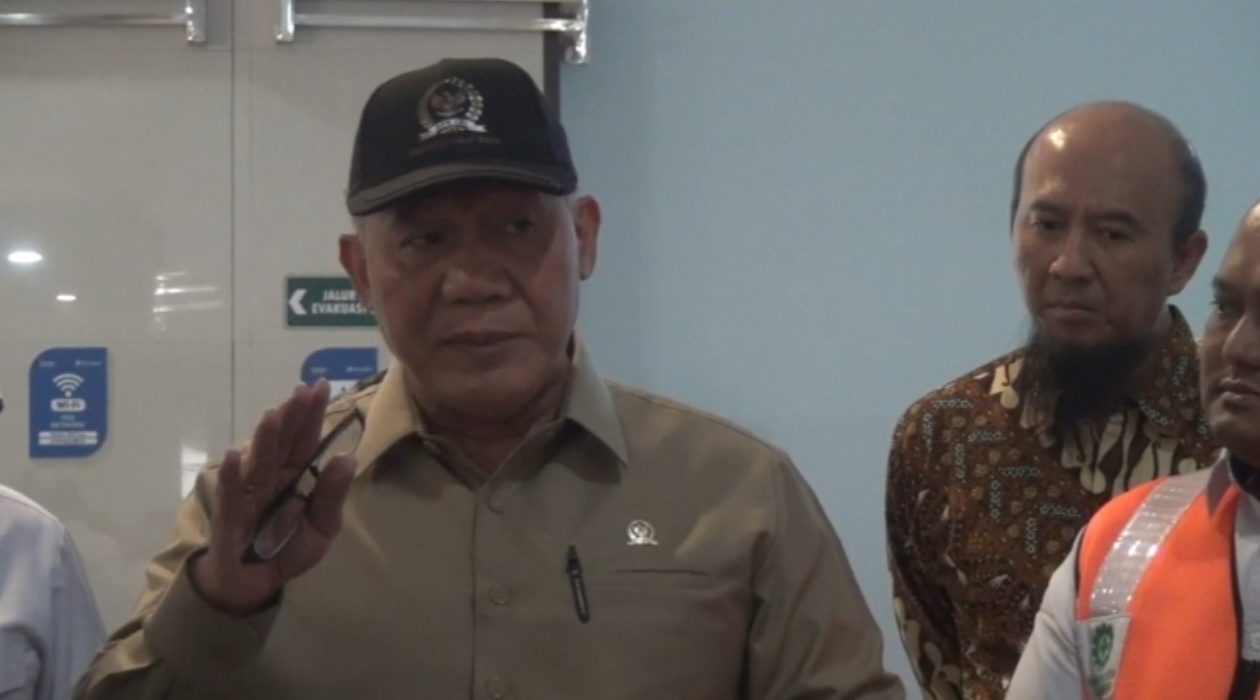 BHS, Anggota Komisi VII DPR RI, berbicara terkait kelaiklautan kapal motor dalam kecelakaan KM Virgo Transport 8 di hadapan manajemen Pelindo, KSOP, dan BMKG.