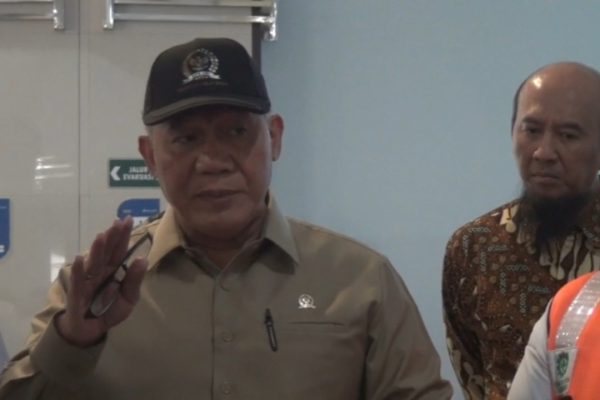 BHS, Anggota Komisi VII DPR RI, berbicara terkait kelaiklautan kapal motor dalam kecelakaan KM Virgo Transport 8 di hadapan manajemen Pelindo, KSOP, dan BMKG.