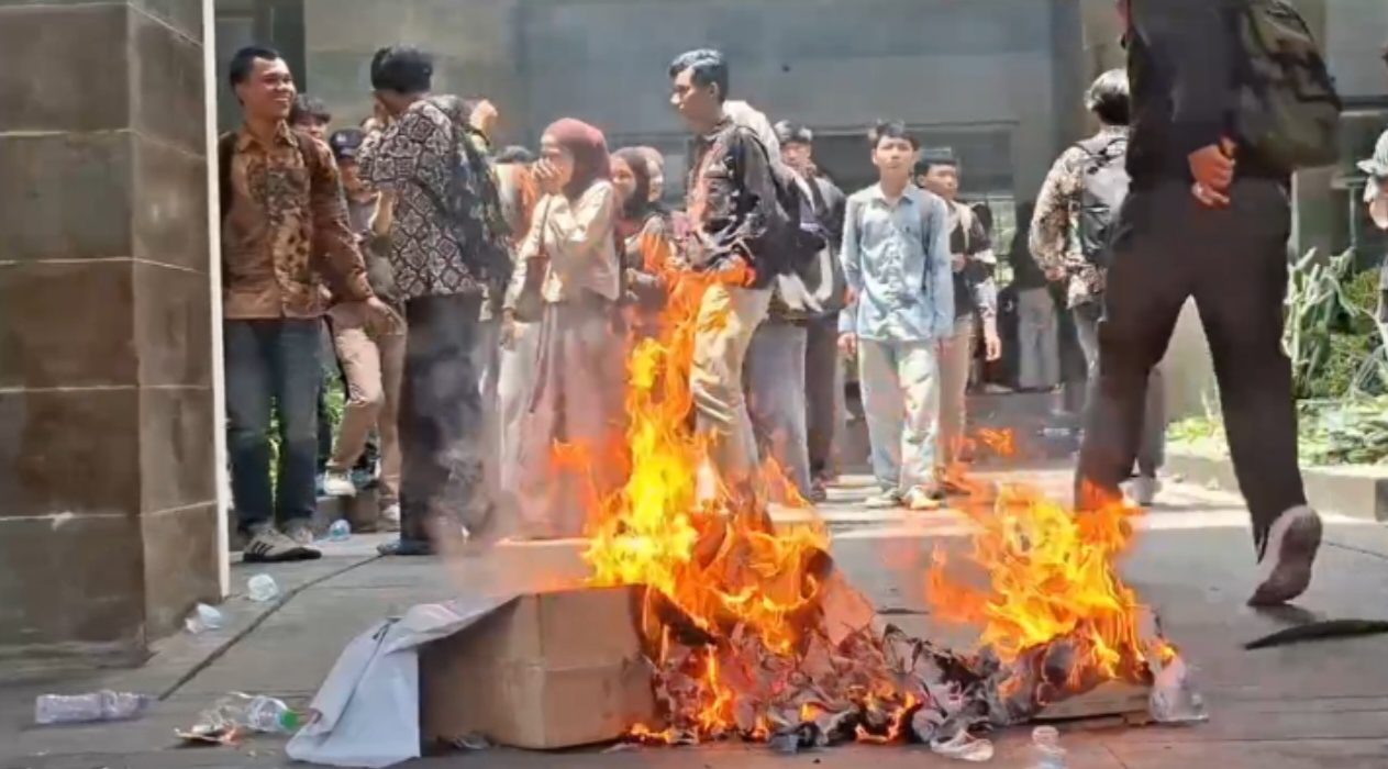 Ratusan mahasiswa UINSA menggelar aksi bakar-bakar dan menuntut Rektor Muzakki mundur dari jabatannya.