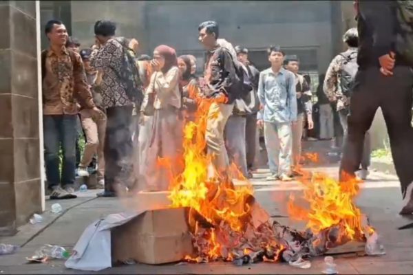 Ratusan mahasiswa UINSA menggelar aksi bakar-bakar dan menuntut Rektor Muzakki mundur dari jabatannya.