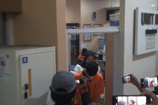 AS (23) dibawa penyidik ke ruang tahanan setelah menjalani pemeriksaan.