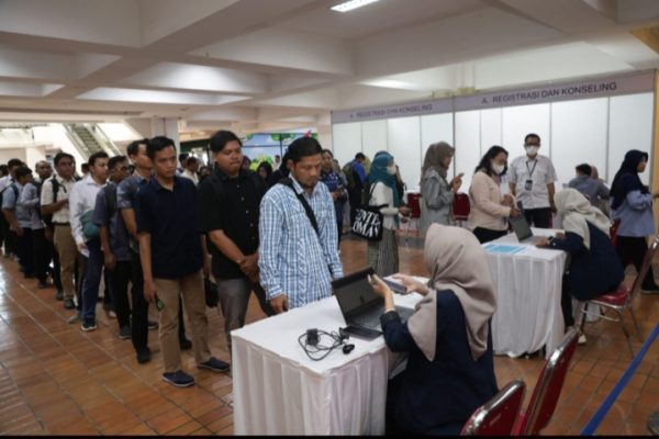 Ribuan pencari kerja mengikuti Mini Job Fair "Surabaya Siap Kerjo" di basement Surabaya Urban Creative Hub (SUCH), eks Hi-Tech Mall, Surabaya.