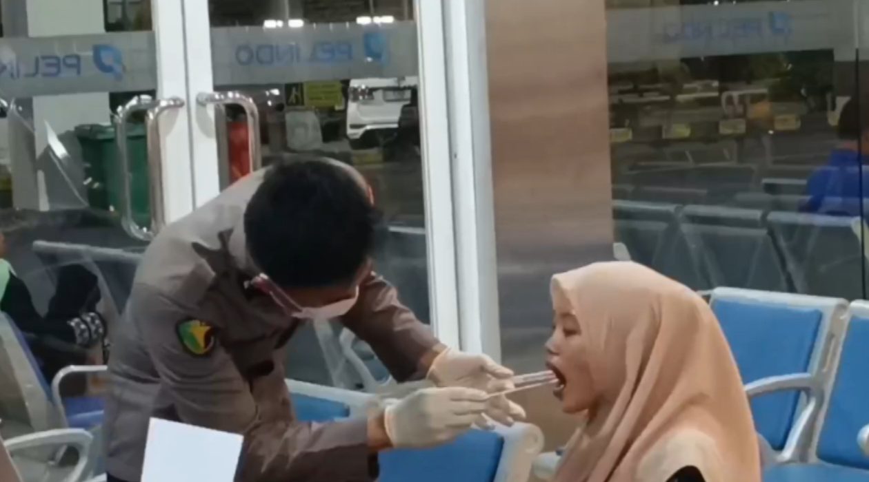 Pengambilan sampel buccal swab keluarga inti korban KMP Virgo Transport oleh Tim DVI Biddokkes Polda Jatim.