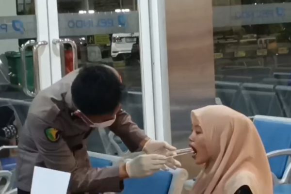Pengambilan sampel buccal swab keluarga inti korban KMP Virgo Transport oleh Tim DVI Biddokkes Polda Jatim.
