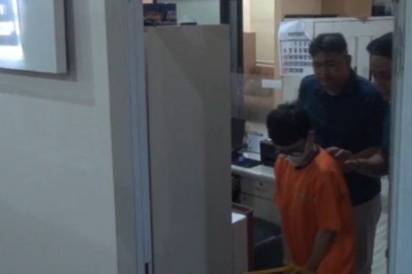 RA, perempuan residivis asal Kabupaten Subang, Jawa Barat, usai menjalani pemeriksaan oleh penyidik Satreskoba Polrestabes Surabaya.