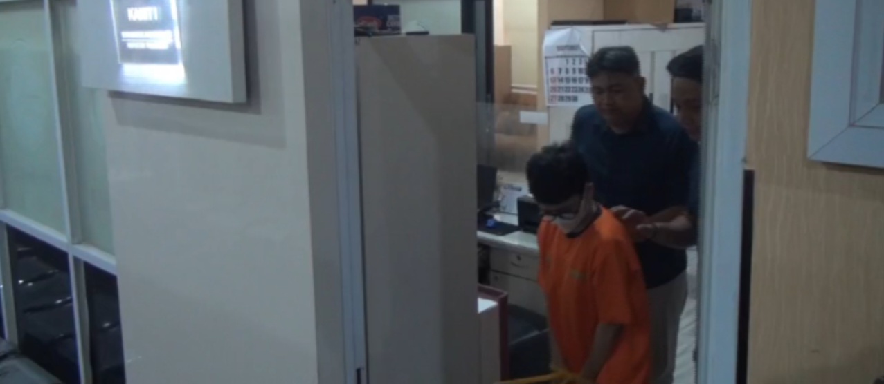 RA, perempuan residivis asal Kabupaten Subang, Jawa Barat, usai menjalani pemeriksaan oleh penyidik Satreskoba Polrestabes Surabaya.