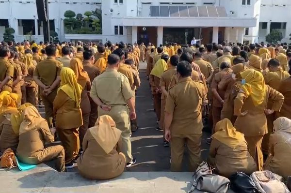 Ratusan ASN dari sejumlah OPD menghadiri apel pengarahan oleh Wali Kota Surabaya di Balai Kota Surabaya.