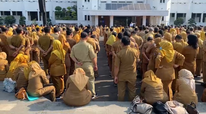 Ratusan ASN dari sejumlah OPD menghadiri apel pengarahan oleh Wali Kota Surabaya di Balai Kota Surabaya.