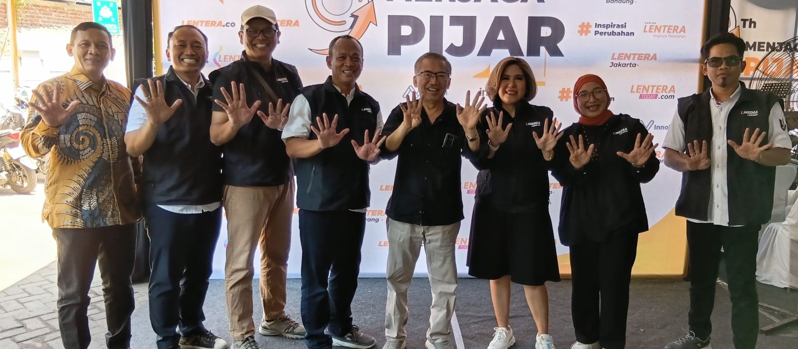 Foto bersama jajaran manajemen, komisaris, hingga redaktur Lentera Group.