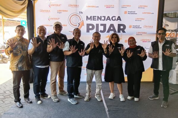 Foto bersama jajaran manajemen, komisaris, hingga redaktur Lentera Group.