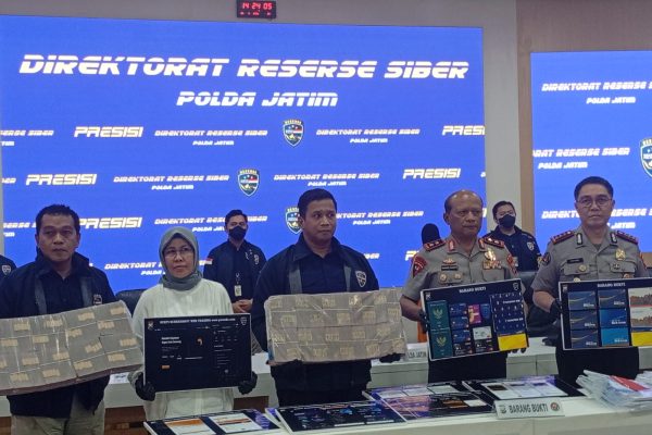 Pengungkapan kasus scam trading kripto senilai Rp81,5 miliar oleh jajaran Polda Jawa Timur.