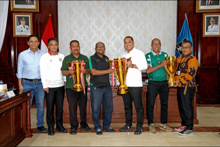 Wali Kota Eri Cahyadi bersama jajaran manajemen dan para pemain Persebaya Muda di Ruang Sidang Wali Kota Surabaya.