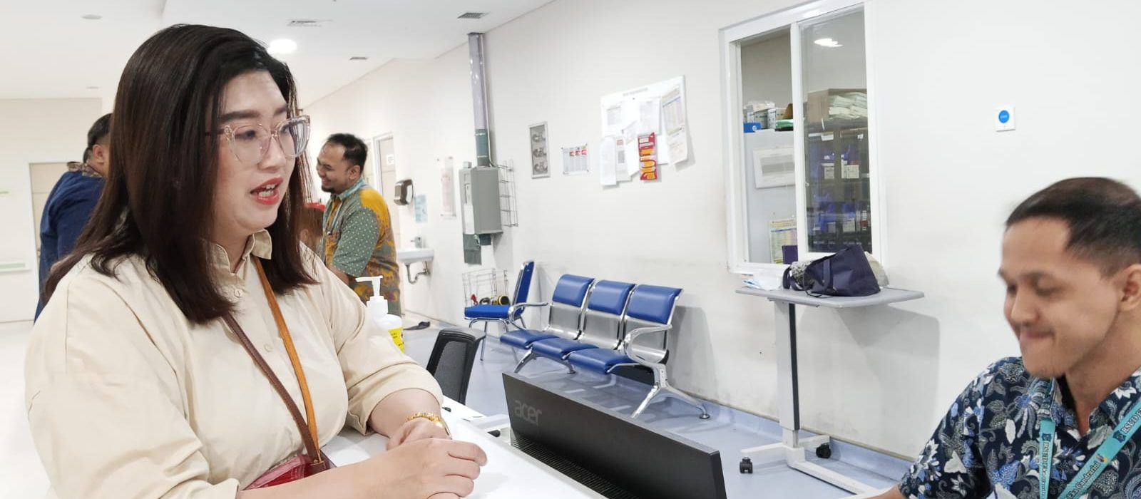 dr. Listyorini Rarasingtyas, M.M., Dirut RSUD Eka Candra Rini Surabaya, meninjau jumlah pasien Influenza Tipe A di Instalasi Gawat Darurat.