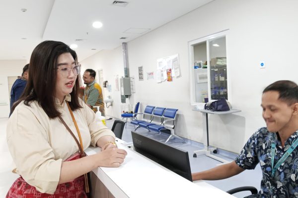 dr. Listyorini Rarasingtyas, M.M., Dirut RSUD Eka Candra Rini Surabaya, meninjau jumlah pasien Influenza Tipe A di Instalasi Gawat Darurat.