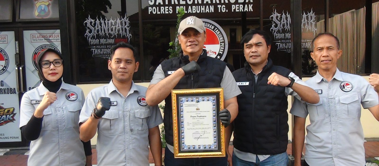 AKP Adik Agus Putrawan bersama jajaran menunjukkan piagam penghargaan atas capaian pengungkapan kasus terbanyak dari Polda Jawa Timur.
