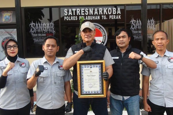 AKP Adik Agus Putrawan bersama jajaran menunjukkan piagam penghargaan atas capaian pengungkapan kasus terbanyak dari Polda Jawa Timur.