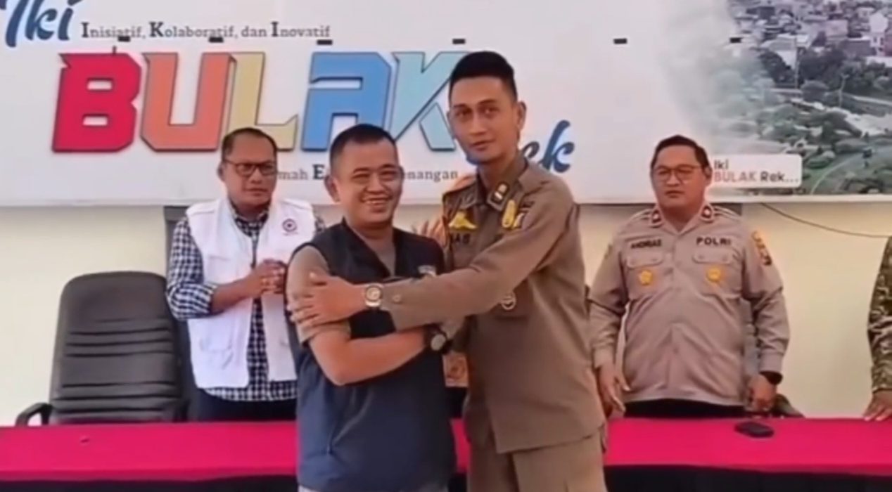 Anggota Satpol PP dan sopir ambulans yang sempat terlibat ketegangan di jalur sekitar Suramadu akhirnya saling memberikan klarifikasi.