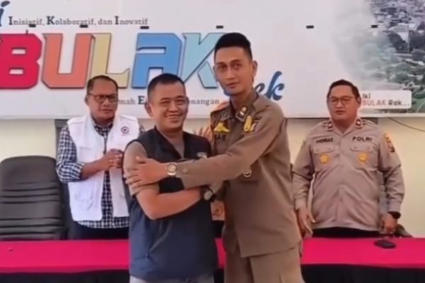 Anggota Satpol PP dan sopir ambulans yang sempat terlibat ketegangan di jalur sekitar Suramadu akhirnya saling memberikan klarifikasi.