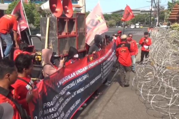 Puluhan massa KASBI menggelar demonstrasi terkait sistem ketenagakerjaan di depan Gedung DPRD Jatim.