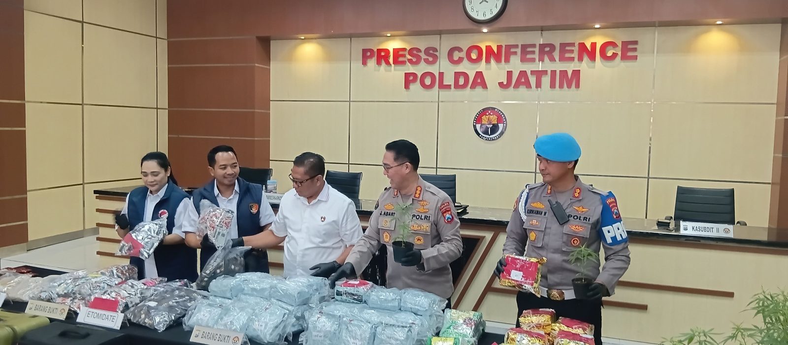 Ditresnarkoba Polda Jatim memamerkan sejumlah barang bukti hasil pengungkapan enam kasus narkoba menonjol, termasuk 43 kg sabu, vape etomidate, dan 148 batang tanaman ganja.