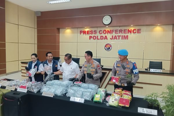Ditresnarkoba Polda Jatim memamerkan sejumlah barang bukti hasil pengungkapan enam kasus narkoba menonjol, termasuk 43 kg sabu, vape etomidate, dan 148 batang tanaman ganja.